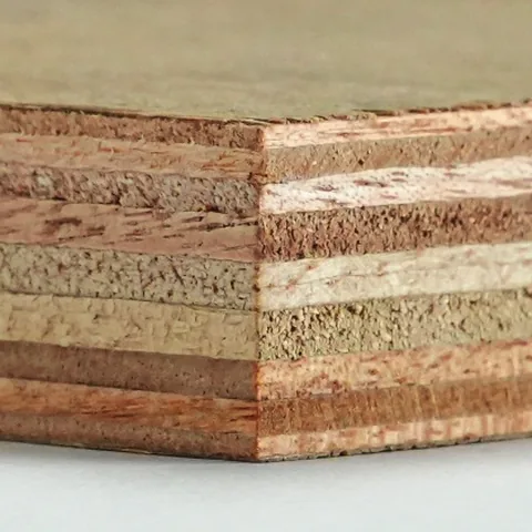 Edge of a BWP plywood board, showing its layers.